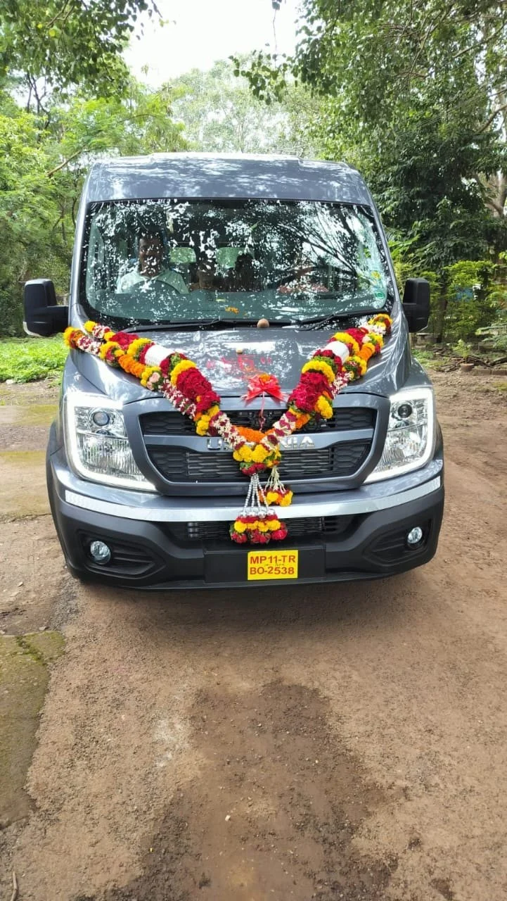 13 Seater Force Urbania on rent in Kolkata