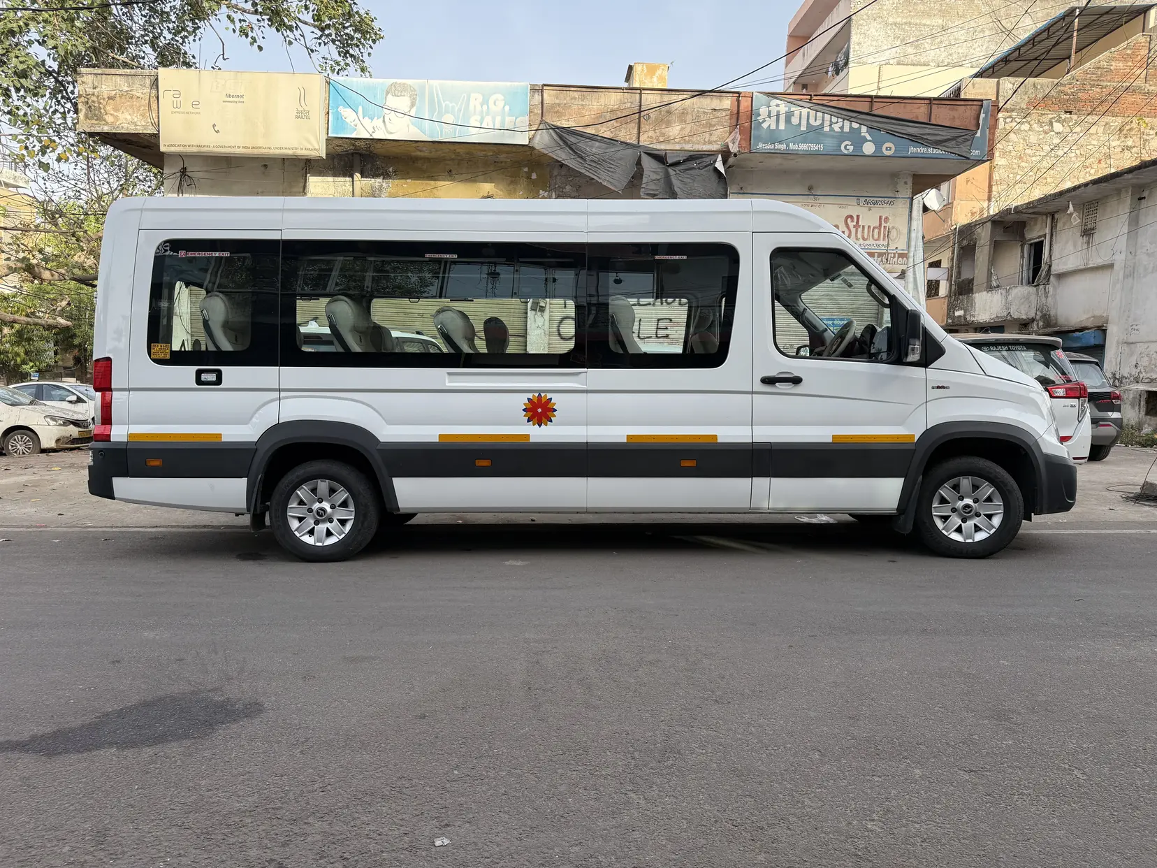 10 Seater Force Urbania on rent in Kolkata